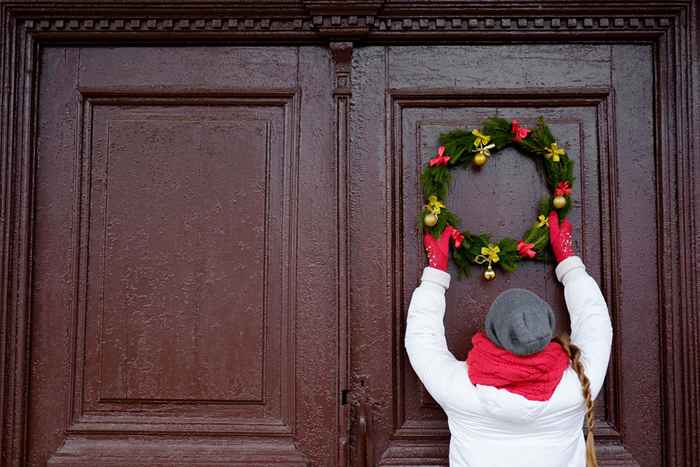 Pourquoi accrochons-nous des couronnes à Noël? L'histoire de la tradition