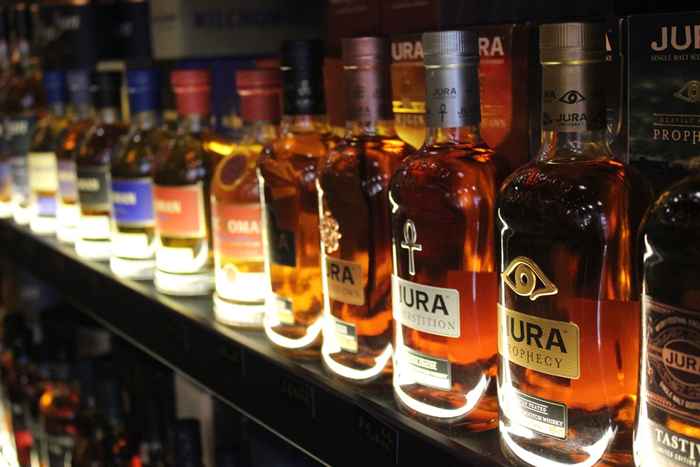 13 najlepszych whisky, które znajdziesz w dowolnym sklepie z alkoholem