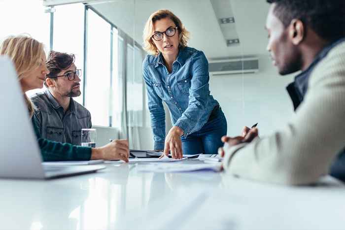 17 règles d'étiquette de bureau obsolètes qui sont si risibles aujourd'hui