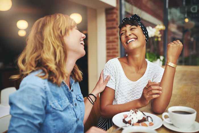 17 cosas que las mujeres hacen con sus amigos que nunca harían con sus maridos