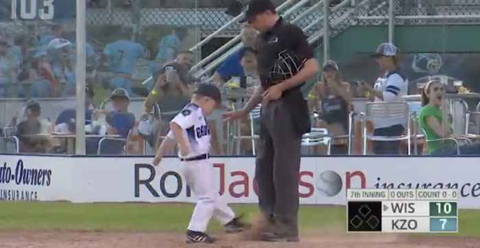 Adorablemente un gruñón entrenador de béisbol de 6 años abre sobre su suspensión