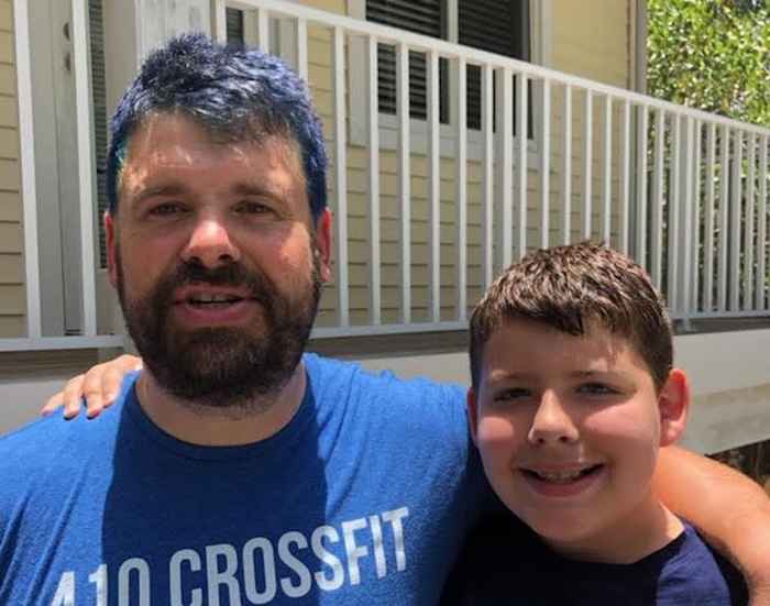 Papa teint les cheveux bleu pour son fils, finit par collecter 16 000 $ pour la charité