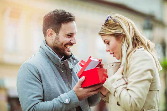 La ciencia dice que dar regalos te hace más feliz que recibirlos