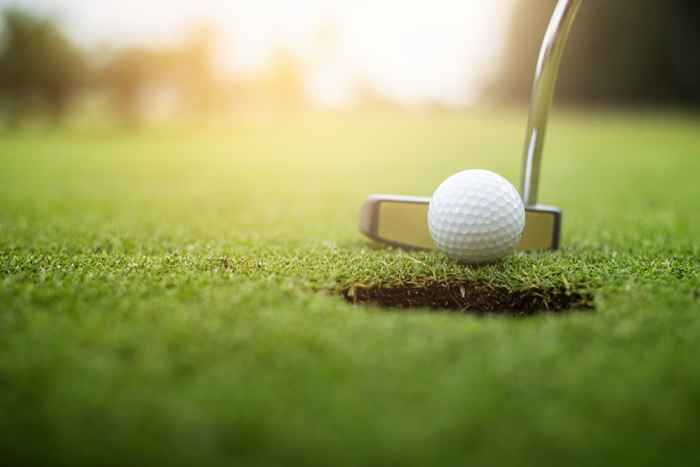 Il motivo segreto per cui le palline da golf hanno le fossette