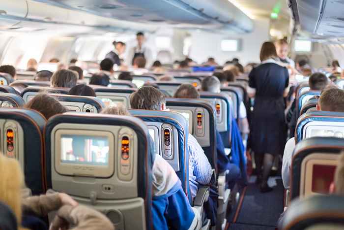 Estos son los lugares desagradables que nunca debes tocar en un avión