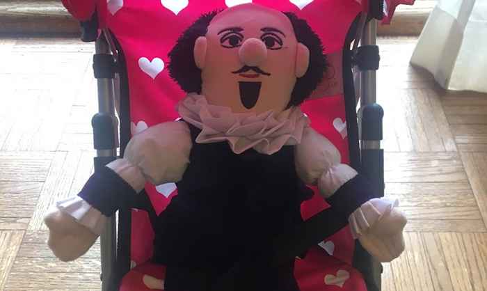 Esta boneca assustadora de William Shakespeare está se tornando viral pela razão mais engraçada