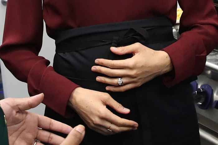 Pourquoi tout le monde panique sur la façon dont Meghan berce son bébé bosse