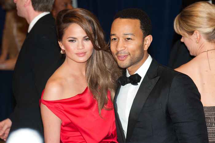 Chrissy Teigen's Airplane Nightmare blir viralt