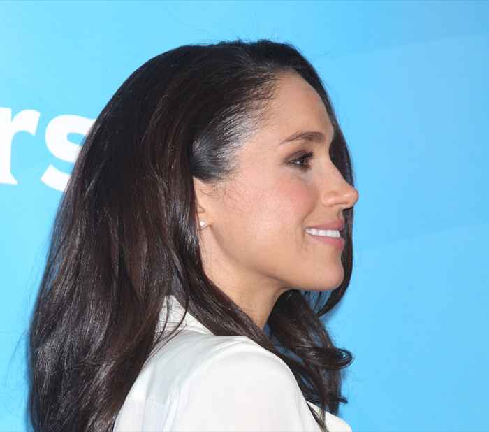 Aquí le mostramos cómo conseguir la piel brillante de Meghan Markle