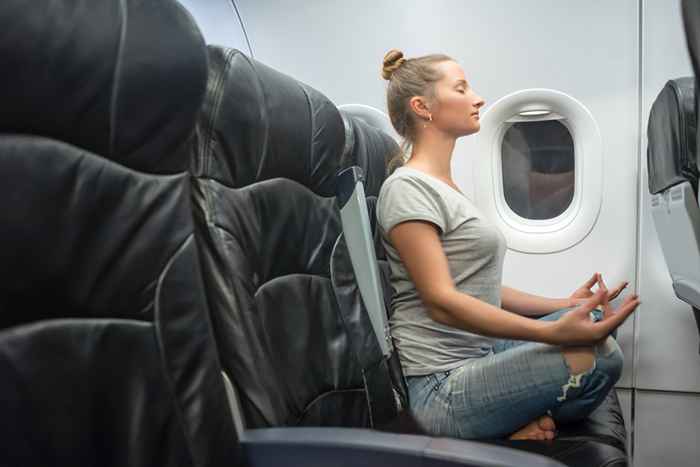 Esta es la mejor manera de hacer yoga en un avión