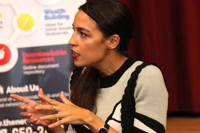 Jornalista zomba das roupas de Alexandria Ocasio-Cortez, comícios da Internet atrás dela