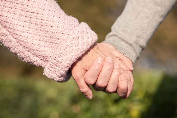 Cette histoire virale de deux étrangers âgés qui sont tombés amoureux sur un vol feront fondre votre cœur