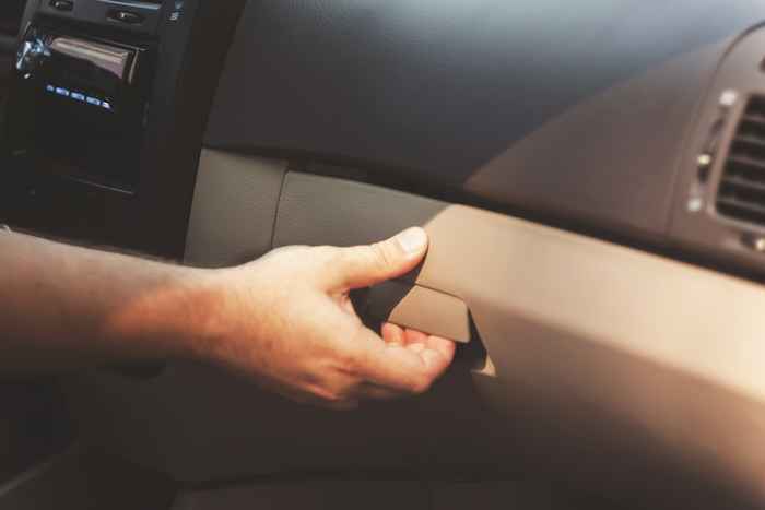 13 cosas que nunca debes guardar en tu coche