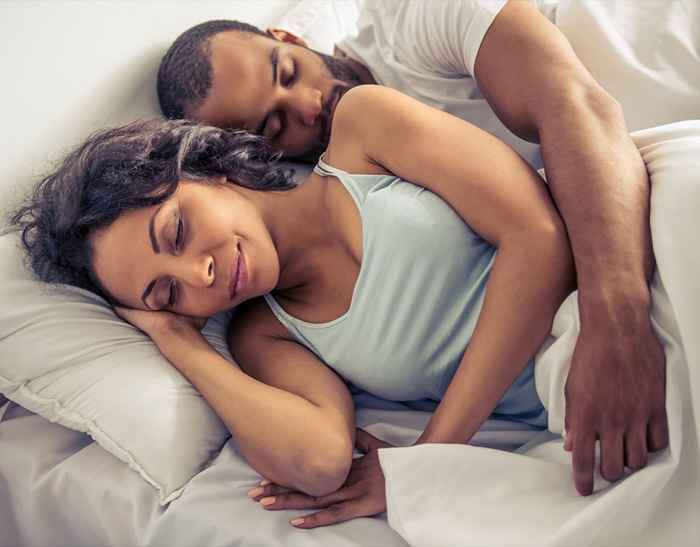 15 trucchi geniali per mettersi più comodi a letto