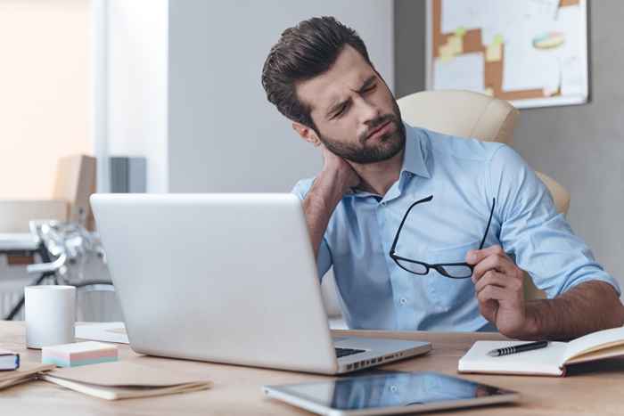 20 hábitos no local de trabalho que pioram a dor crônica