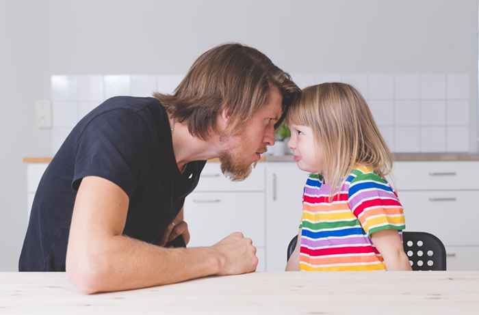 30 cose che stai facendo che fastidiose ai tuoi figli