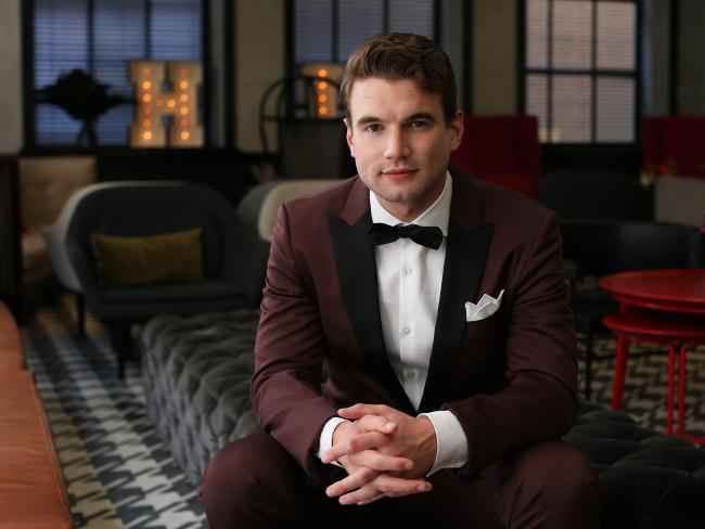 La star montante Alex Russell parle <em> ÉCRASER, </em> Télékinésie et survivant à l'outback australien