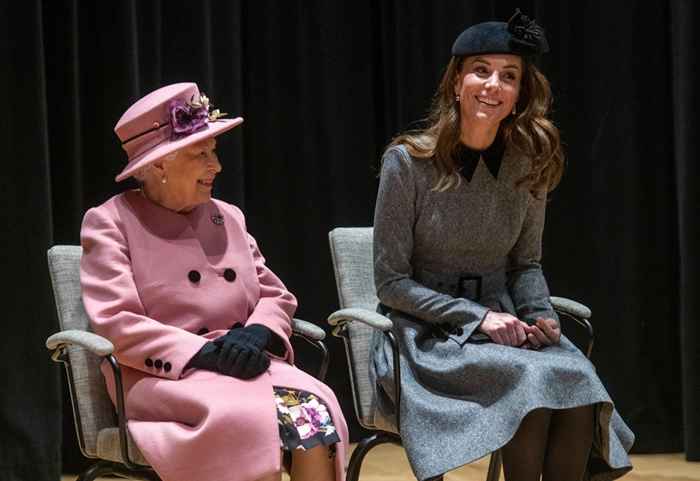 Pourquoi la reine Elizabeth et Kate Middleton viennent de faire leur première apparition en solo ensemble