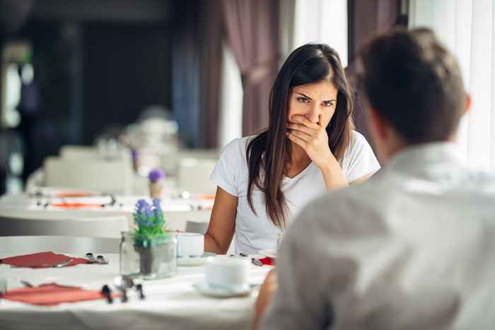 17 errori del linguaggio del corpo che uccideranno le prime impressioni