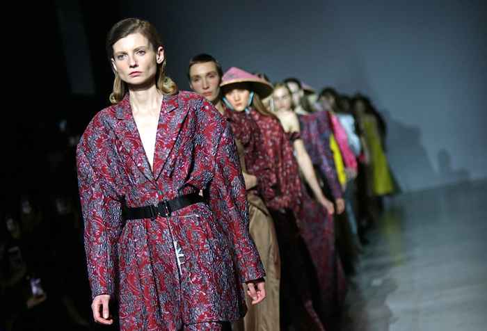 20 migliori tendenze di moda per le donne oltre i 40 anni quest'anno