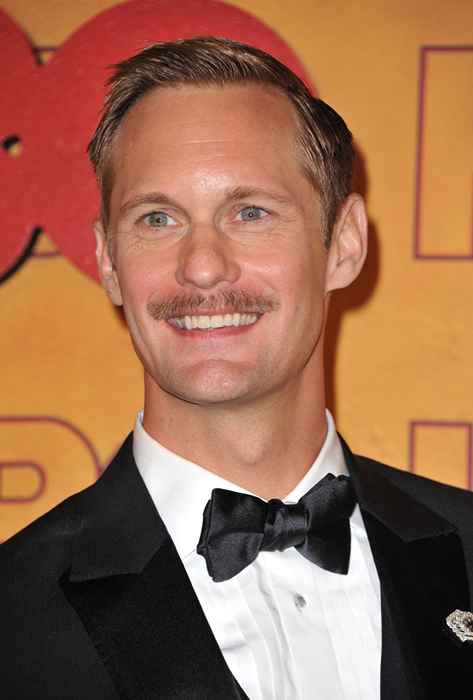 Alexander Skarsgård ganha muito no Emmys. Seu bigode? Não muito.