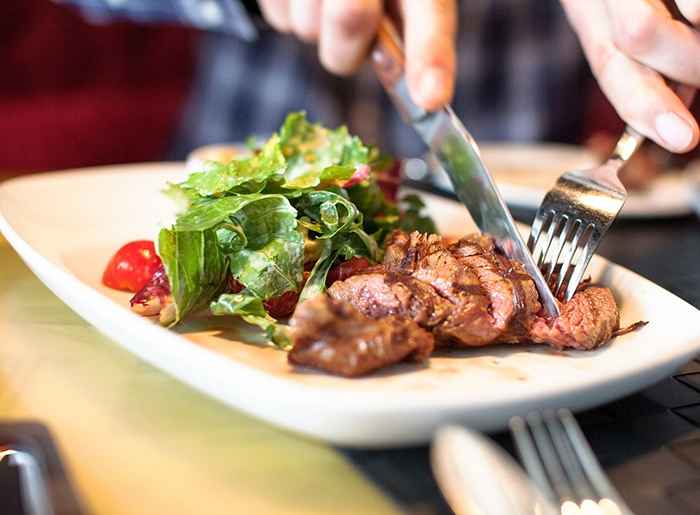 La science dit que l'utilisation de petites assiettes ne vous aidera pas à perdre du poids