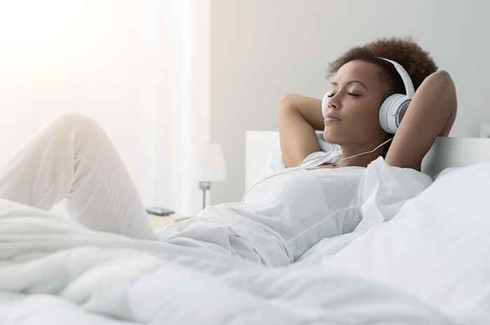 A ciência diz que você deve ouvir esse tipo de música antes de dormir