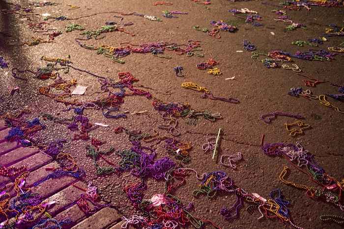 Questo è ciò che accade davvero a tutte quelle vecchie perle del Mardi Gras